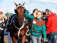 Malin är tagen efter Maharajahs Derbyseger, men finns hela tiden vid hans sida. Foto: C.Kärrstrand