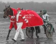 Nervösa minuter före loppet, Lisa Skogh med Maharajah. Foto; A.Lindblom/Travkompaniet