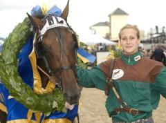 Malin tillsammans med sin bästa kompis, Maharajah. Tillsammans har de just vunnit Derbyt! Foto: ALN