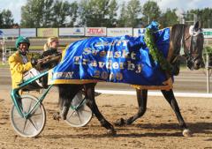 Maharajah, Örjan och Malin segerdefilerar som Derbysegrare. Foto: C.Kärrstrand