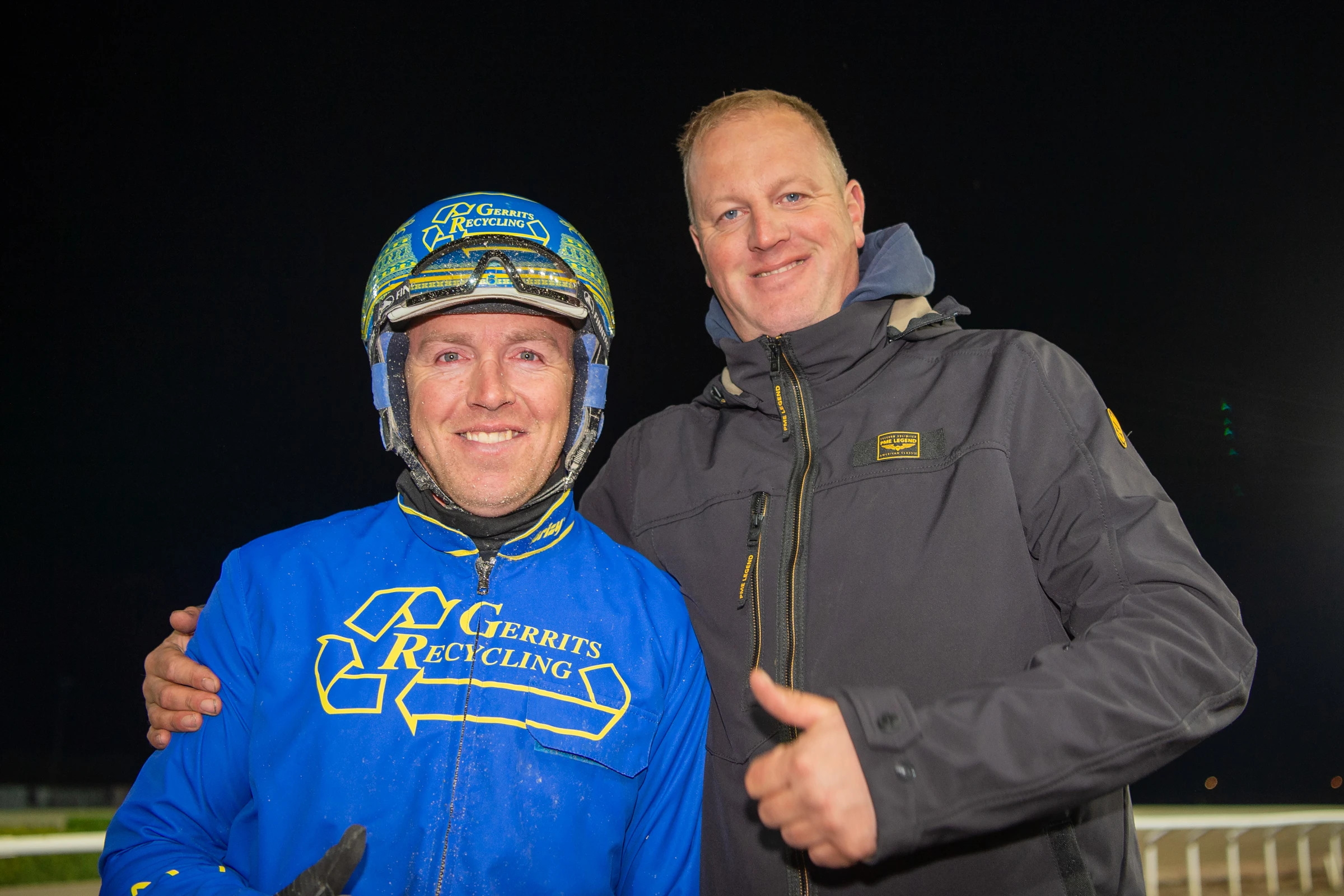 Paul Hagoort tillsammans med kusken Robin Bakker efter segern i Breeders Course för tvååriga ston där Gourmet d’Arc var överlägsen. Foto: Mikael Rosenquist, TR Bild