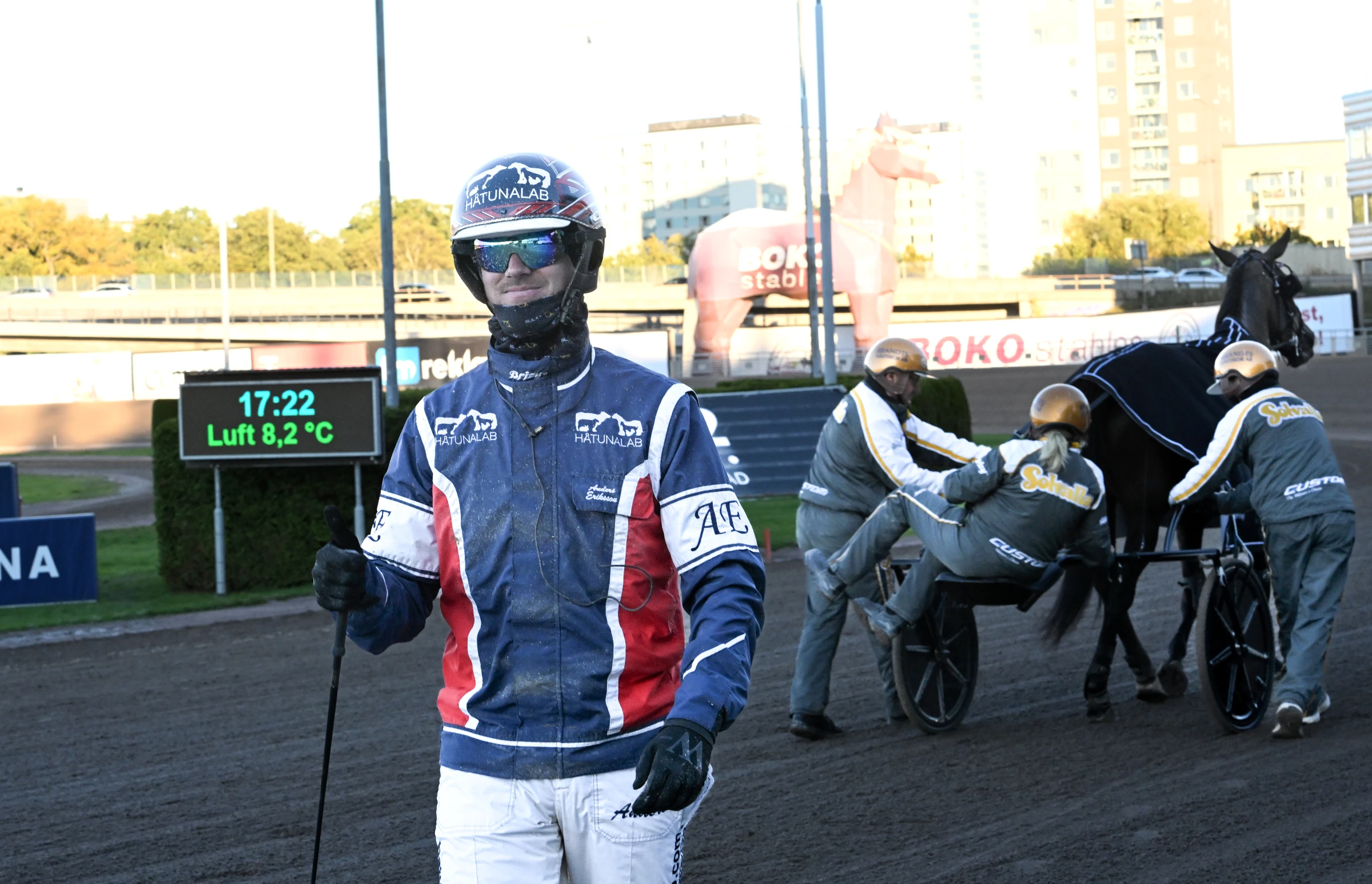 Anders Eriksson när han just lämnat ifrån sig Ready to Run H.C. efter segern i kvalet till Svenskt Travoaks. Foto: Lars Jakobsson, TR Bild