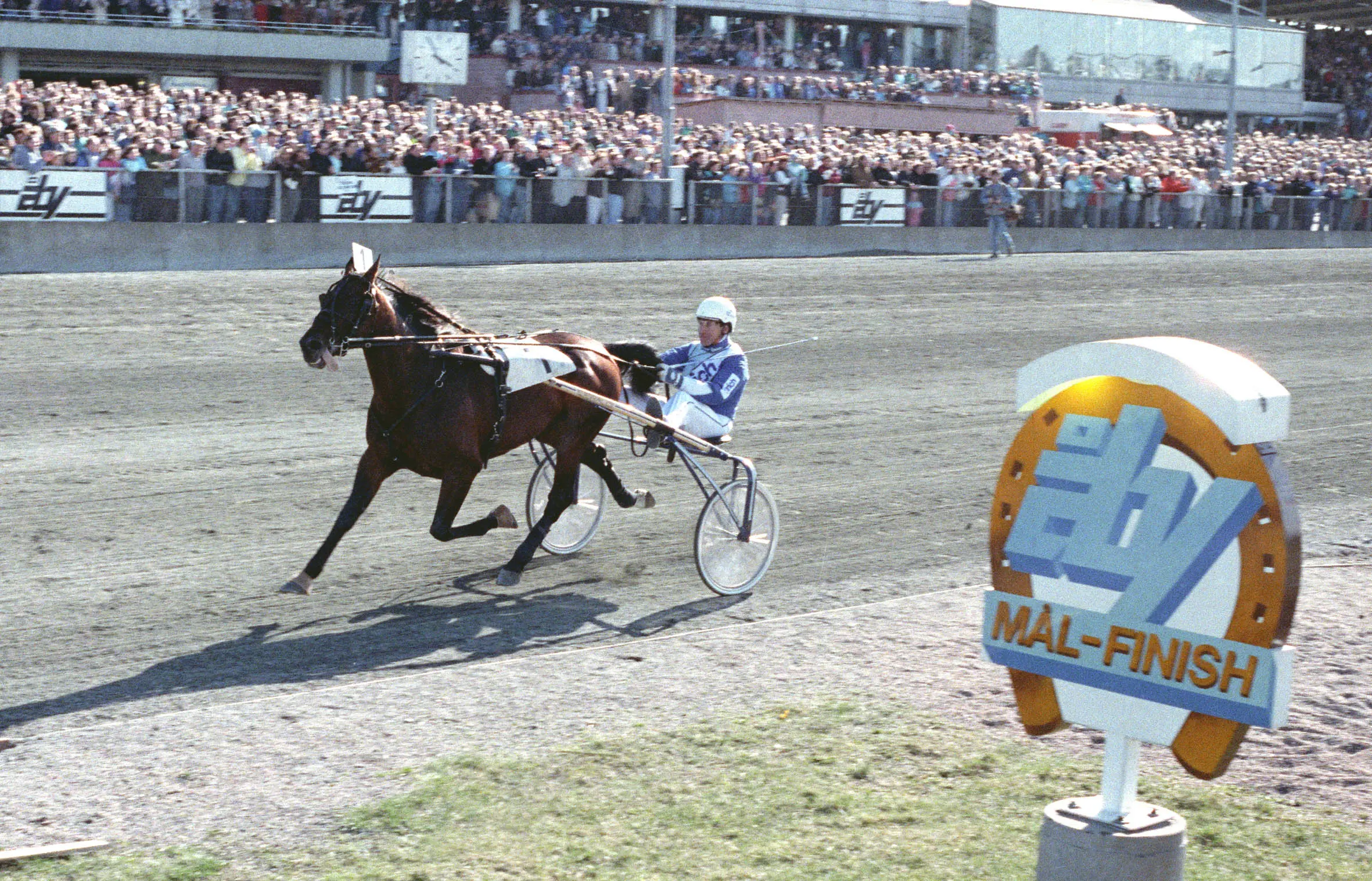 Gunnar Eggen vinner Olympiatravet med Sugarcane Hanover 1988.