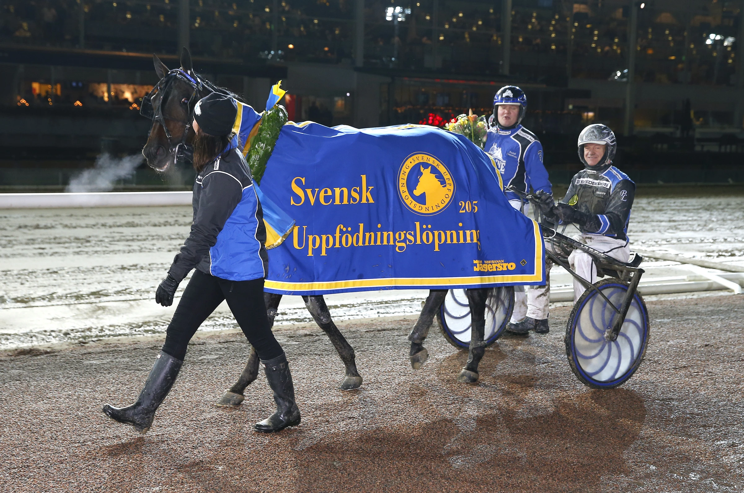 Gareth Boko och Per Lennartsson efter segern i Svensk Uppfödningslöpning 2015. Hästen gick vidare till Elitloppet och tävlar fortfarande på finsk mark där han slutade trea så sent som förra veckan. Foto: Micke Gustavsson/TR Bild