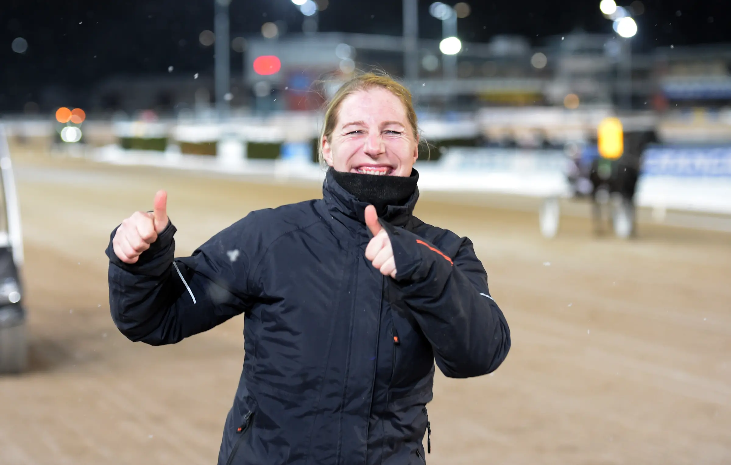 Sybille Tinter selar ut tre hästar på hemmaplan i dag. Foto: LARS JAKOBSSON / TR Bild