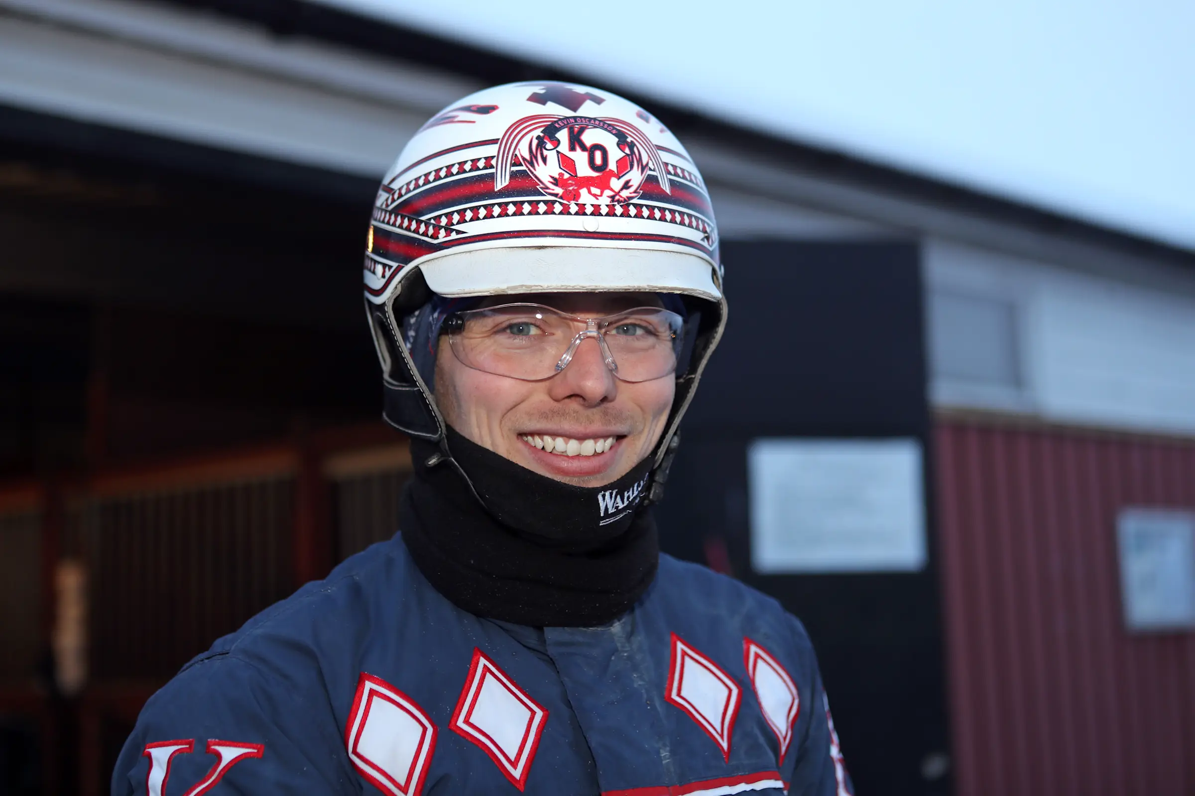 Kevin Oscarsson rattade in Hidethewinehoney - som tog karriärens första seger. Foto: Maria Holmén, TR Bild