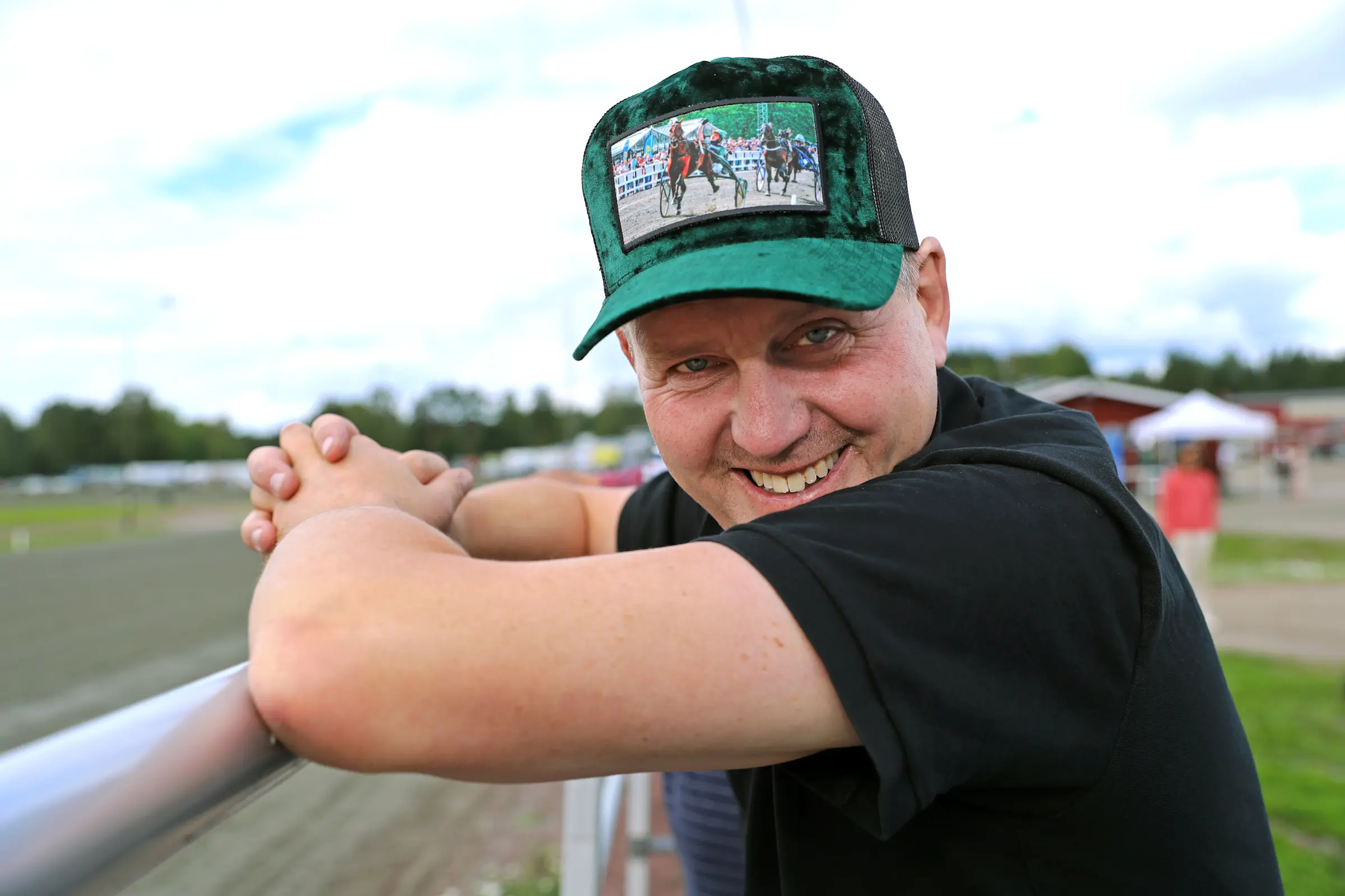 Jörgen Westholm var nöjd efter att Working Class Hero blivit tvåa i Prix Ténor de Baune. Foto: Maria Holmén, TR Bild