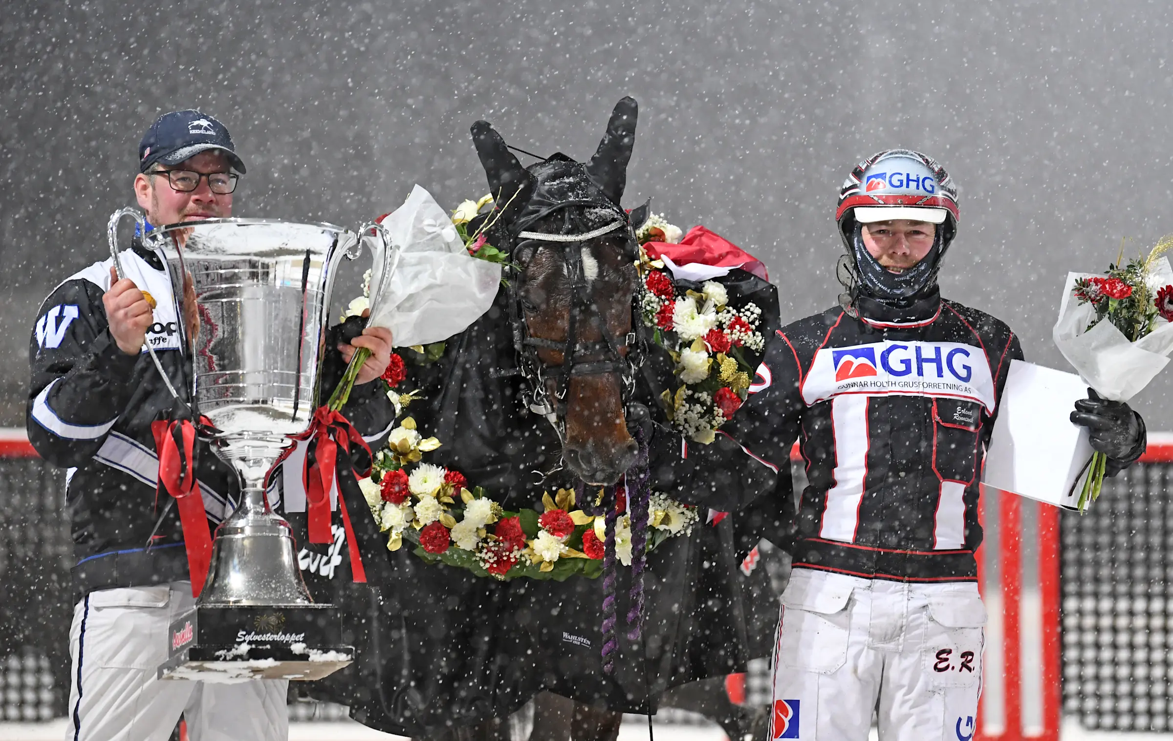 Anders Lundström Wolden, King Okay och Erlend Rennesvik efter segern i Sylvesterloppet. Skrällen gav en vinnaren i Trollhättan hela drömjackpoten. Foto: Malin Albinsson, TR Bild