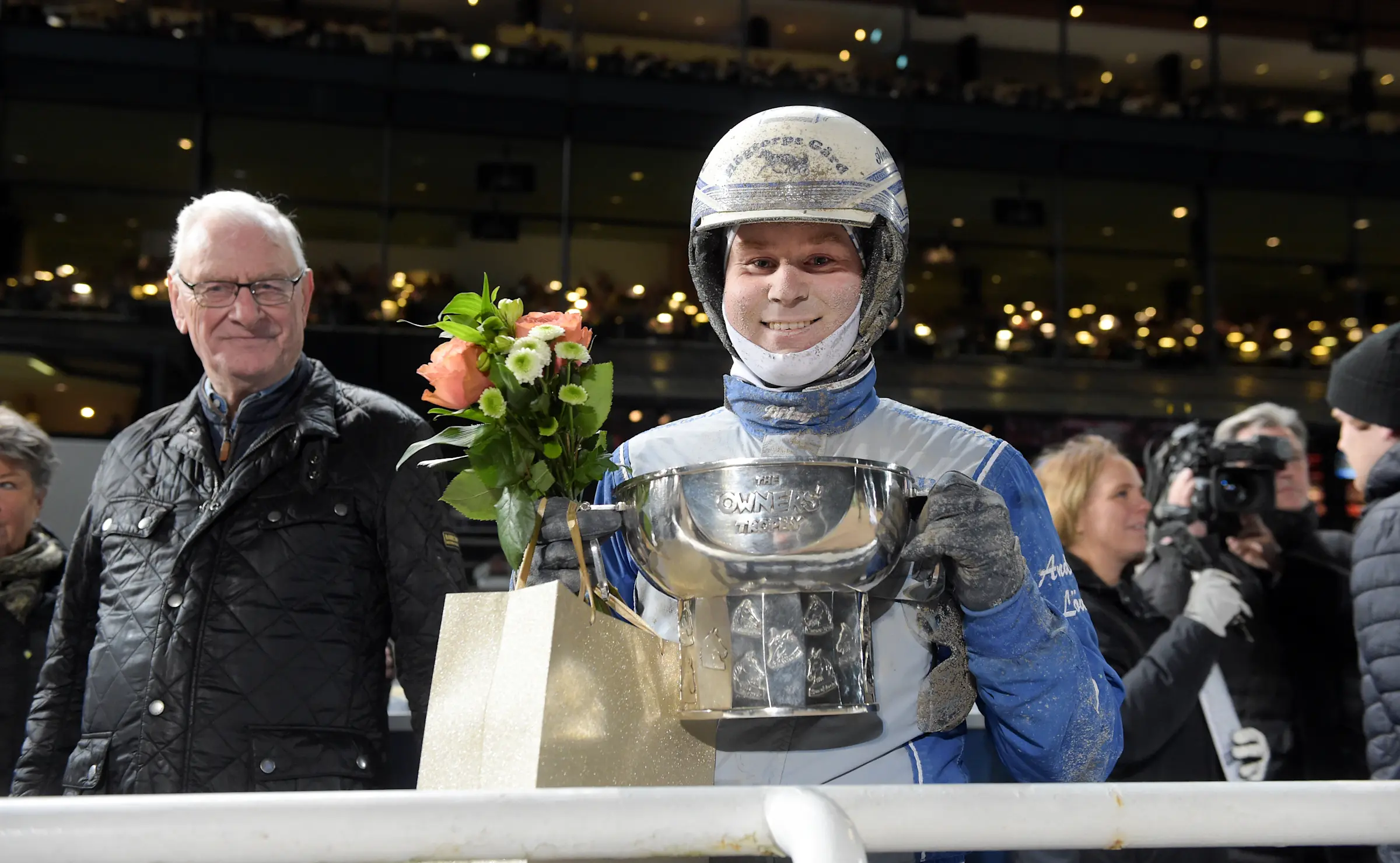 Glad vinnare i november på Solvalla då Andreas Lövdal vann The Owners Trophy med The World is Mine, tränad av Philip Di Luca. Foto: Lars Jakobsson, TR Bild