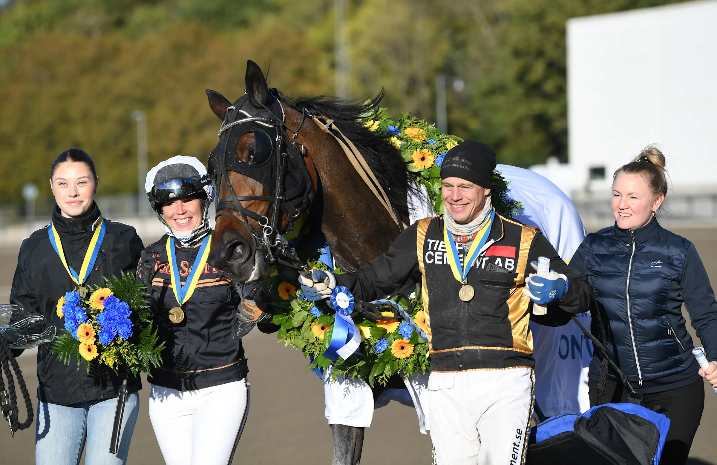 Kretsen kring Joy Alissa efter segern i monté-SM. På lördagen vann Olle Alséns sto ett montélopp på Vincennes tillsammans med Eric Raffin.