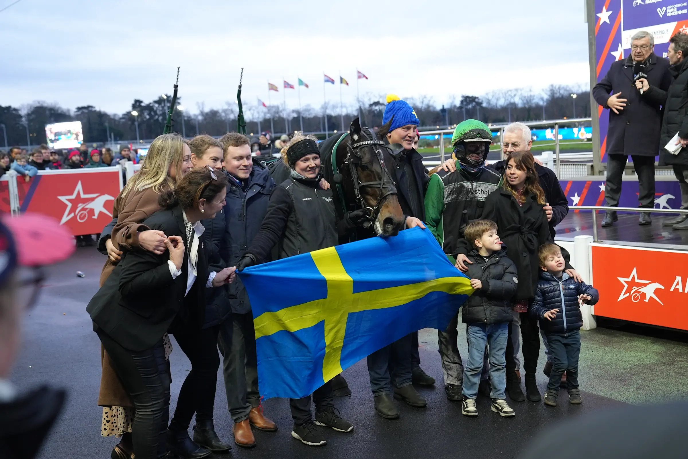 Working Class Hero såg till att den svenska fanan fick vaja i Paris. Foto: Ludwig Vesterström/Kanal 75