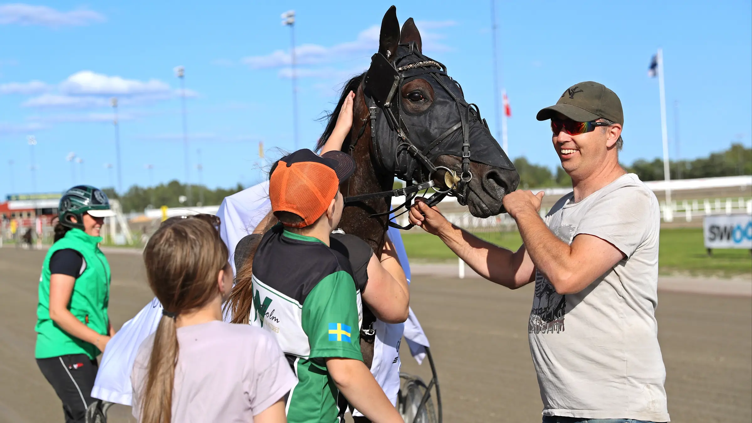 Mikael Hedström med Brioche efter skrällsegern i Gävle V75 i augusti. Barnen Gustav och Cecilia var med och firade segern. Foto: Maria Holmén, TR Bild