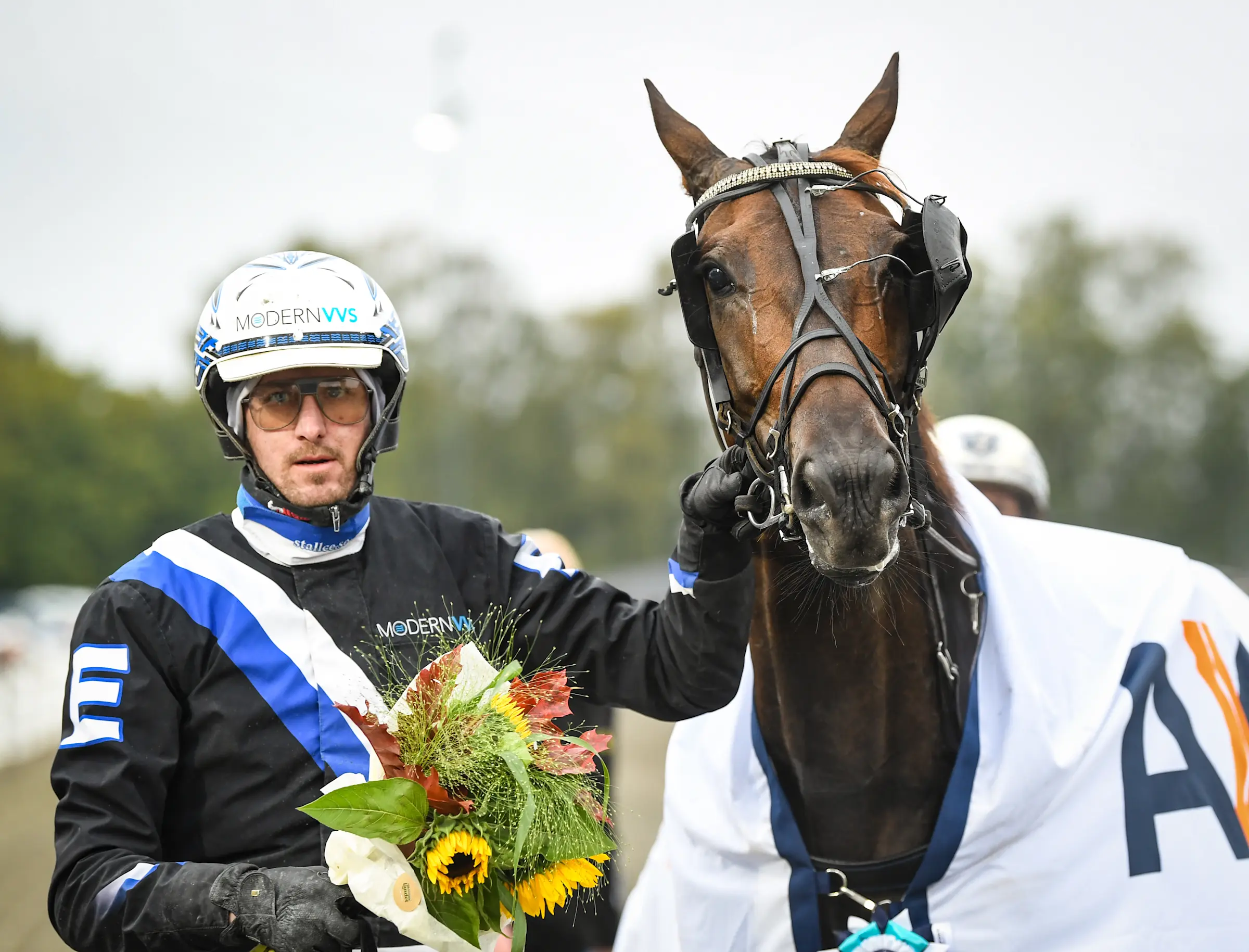 Humanity Pellini med sin tränare Christoffer Eriksson efter en tidigare seger. Foto: Malin Albinsson, TR Bild