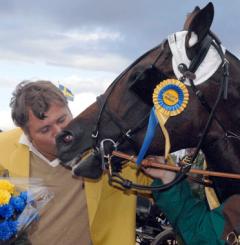 Stefan tackar Mahrajah för i år med en välförtjänt puss. Foto: C.Kärrstrand