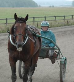 Lisa och en nöjd Maharajah efter dagens träningspass. Foto; A.Lindblom/Travkompaniet