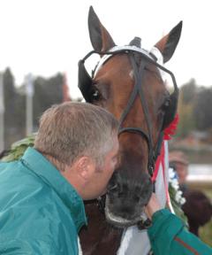 Stefan tackar Maharajah efter hästens senast seger, Europaderbyt. Foto: Travkompaniet